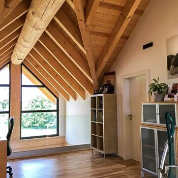 Große helle Räume in einem Effizienshaus aus Holz