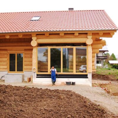 Fertigstellung rote Ziegel Blockhaus helles Holz