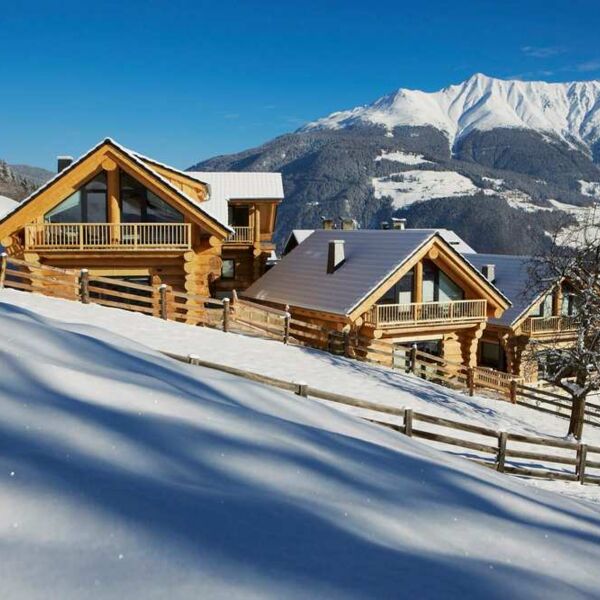 Ferienanlage aus Naturstammhäusern in Tirol
